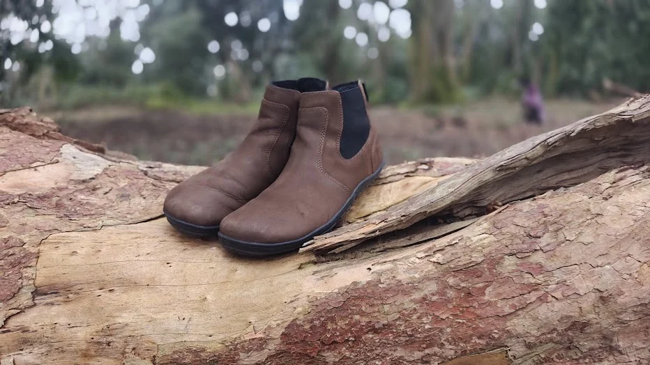Freet Durham sizing comparison showing fit on foot with medium socks and finger width at heel