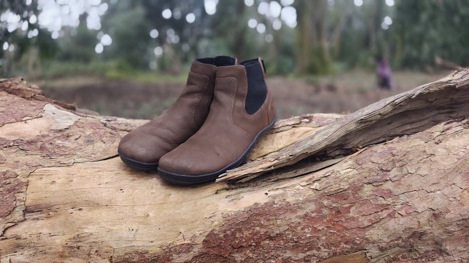 Freet Durham sizing comparison showing fit on foot with medium socks and finger width at heel